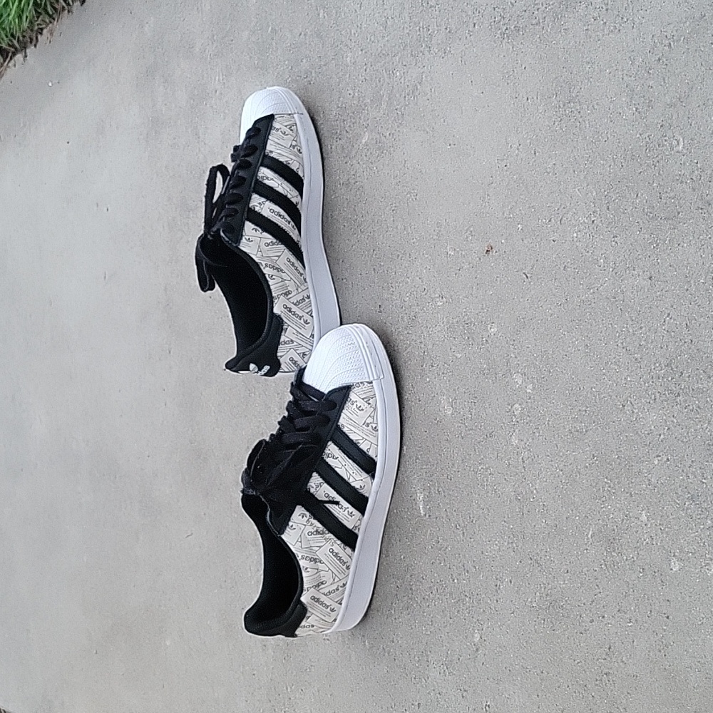 **BARELY WORN** Adidas superstar shell toe label collage men's size 9.5